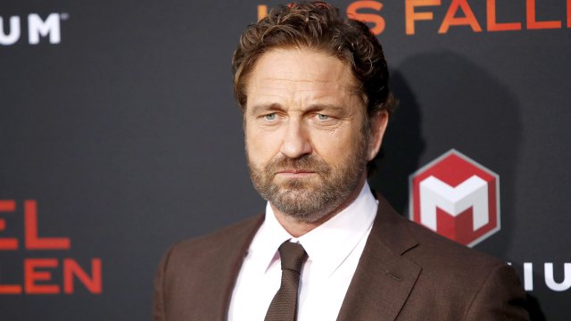 Холивудската звезда Джерард Бътлър който осинови българското куче Шушка от