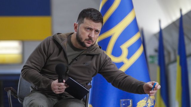 Прословутият масленозелен суитшърт на украинския президент Володимир Зеленски бе продаден