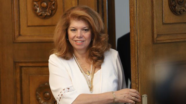 Вицепрезидентът Илияна Йотова честити Деня на народните будители в профила