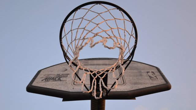 Метален баскетболен кош е паднал върху 16 годишно момче във Враца