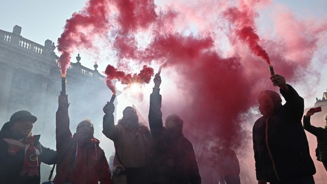 Протестът е насочен към подобряване на трудовите условия и заплащането.