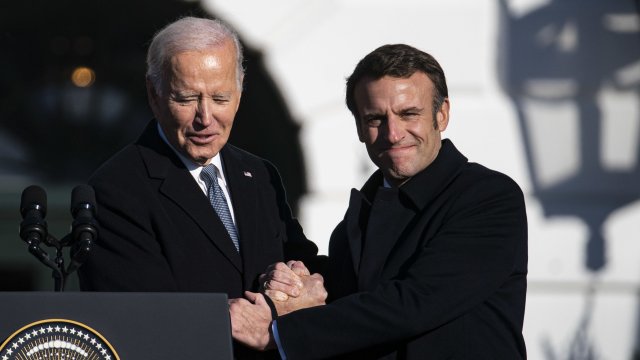Президентите на САЩ Джо Байдън и на Франция Еманюел Макрон поеха