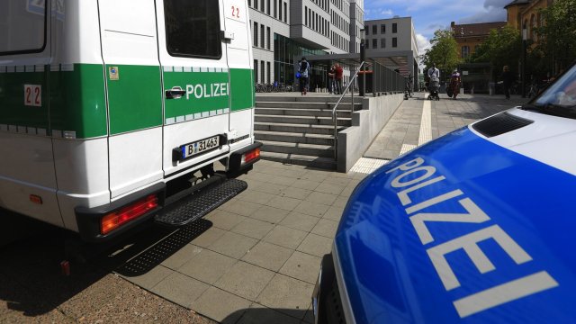 Мъж откри стрелба в германски университет и рани няколко души.
