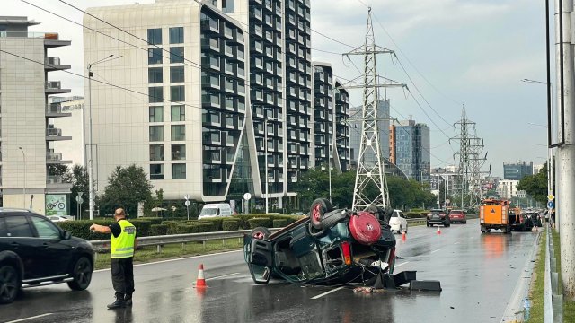 Трима души пострадаха след като кола се обърна по таван