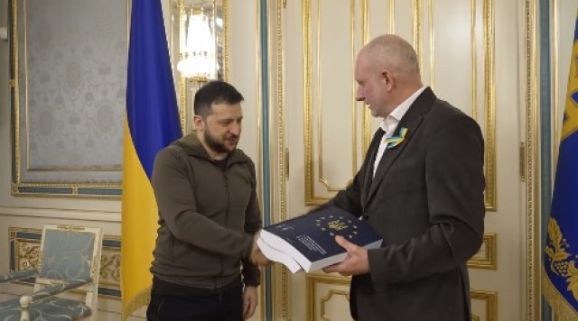 Украинският президент Володимир Зеленски предаде официално на представител на ЕС