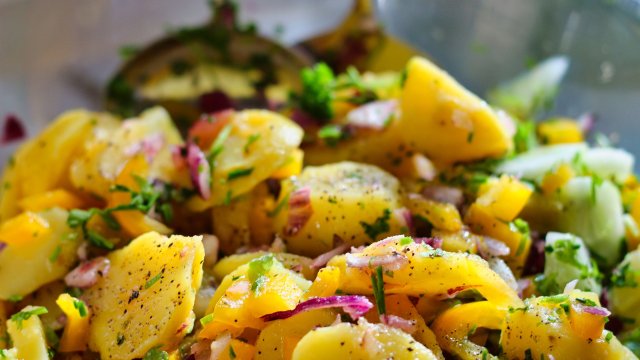 Картофената салата е любимо ястие през цялата година През зимата