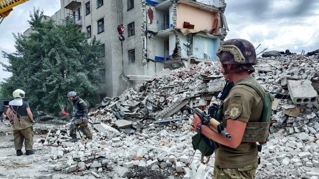 Петнайсет тела бяха извадени днес изпод развалините на жилищна сграда