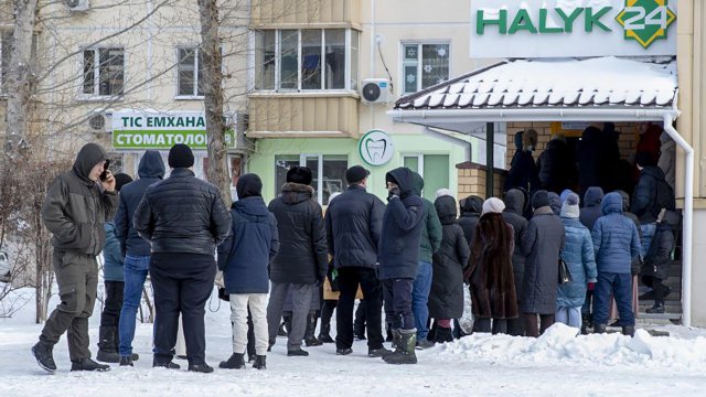 Под звуците на изстрели граждани на най големия казахтански град Алмати