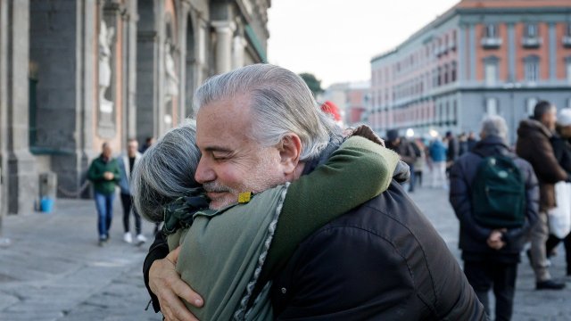 Столичанката Кристина Линк прегръща хора и печели над 1500 паунда