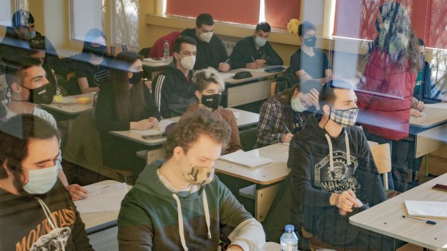 Повече от 3200 ученици от 5 до 12 клас днес