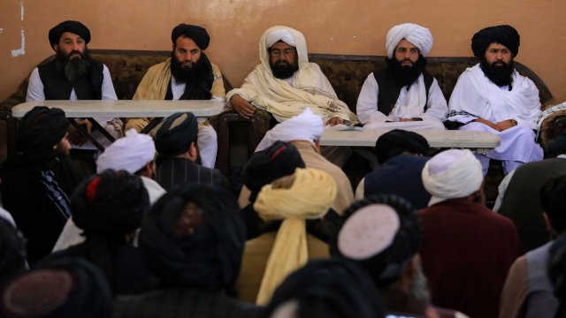 Талибаните са инструктирали всички правителствени служители да си пуснат брада