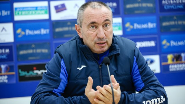 Наставникът на Левски Станимир Стоилов говори пред репортери на Герена