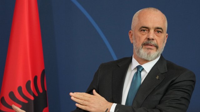 Албания е заложник на спора между съседката си Северна Македония
