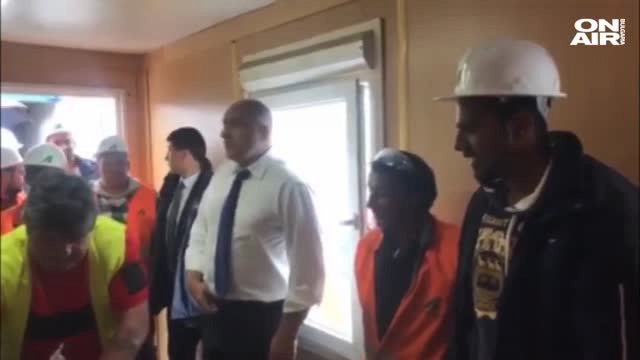 Бойко Борисов с дар към работници: Поднесе им печено агне