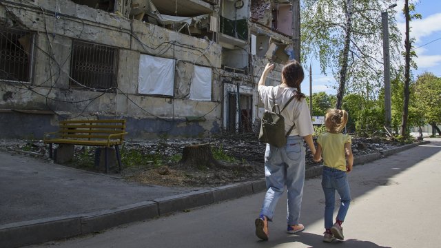Руските сили са атакували множество селища в Източна Украйна опитвайки