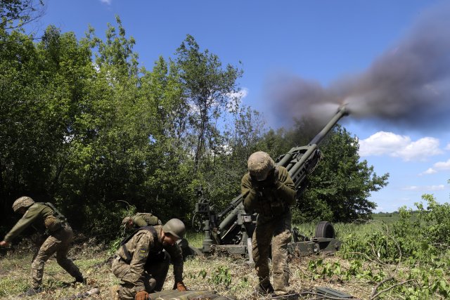 Франция ще достави още тежки оръжия на Украйна за да