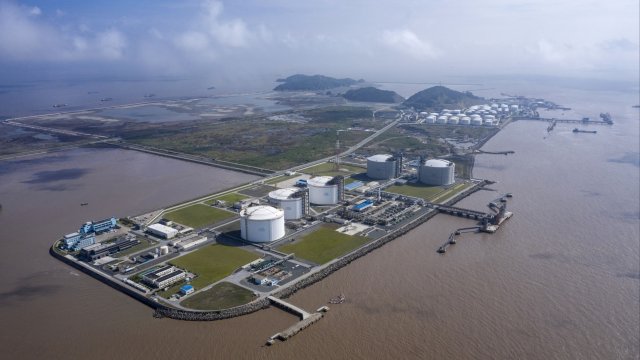 Цените на бензина продължават да се увеличават а американските власти