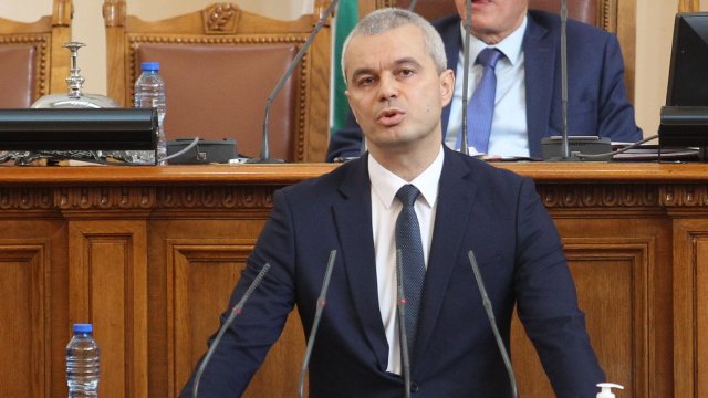 Лидерът на Възраждане Костадин Костадинов коментира във Facebook профила си