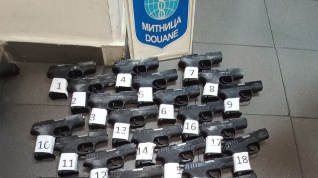 35 контрабандни пистолета и четири празни пълнителя откриха митническите служители