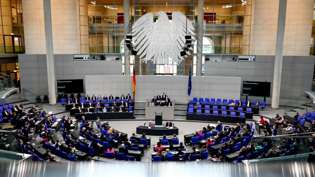 Германският парламент (Бундестаг) гласува в подкрепа на изпращането на тежки