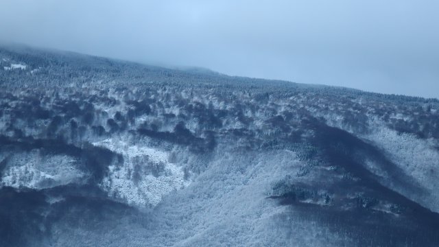 Новата снежна покривка в планинските курорти създава рискове за лавинна
