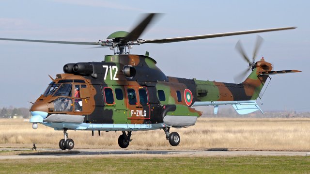 Дежурен екипаж на вертолет Кугар  от състава на Военновъздушните сили е