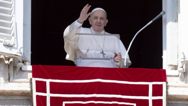 В неделната си молитва на площад Свети Петър във Ватикана