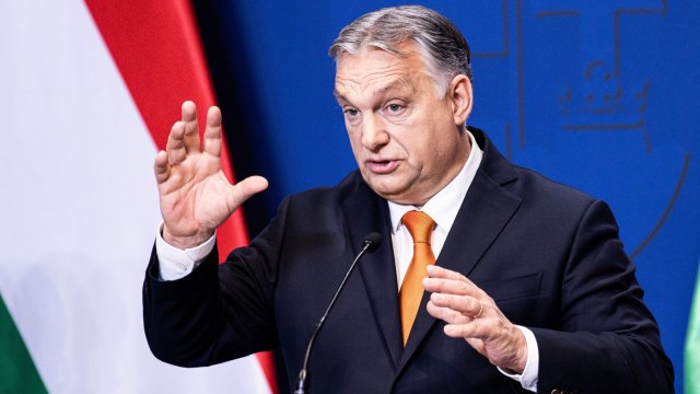 Унгарският премиер Виктор Орбан подписа указ с който се разрешава