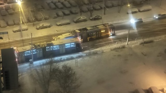 Над 110 снегопочистващи машини извършваха обработки в София във връзка