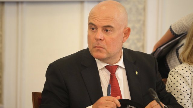 Конституционният съд допусна за разглеждане по същество искането на главния