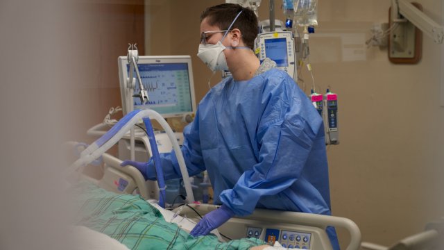 Броят на смъртните случаи с Ковид 19 в САЩ надхвърли 900