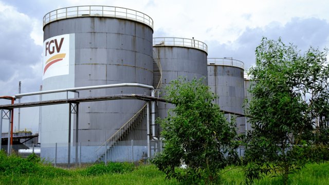 Петролът се стабилизира след като падна под 100 долара за