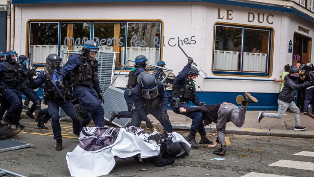 Десетки хиляди французи стачкуваха вчера с искане за по високи заплати