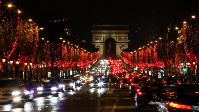 Осветлението на магазините на известния парижки булевард Шанз Елизе всяка
