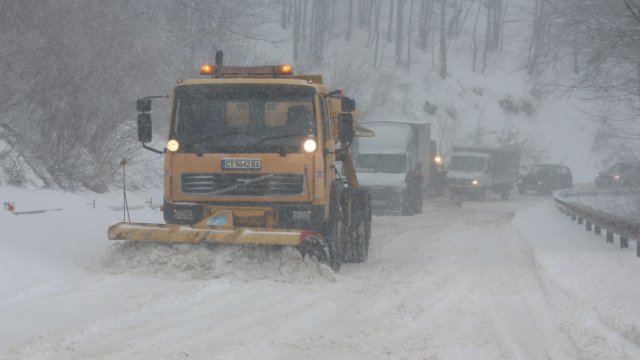 Обилен снеговалеж на прохода Шипка през цялата нощ Седем машини
