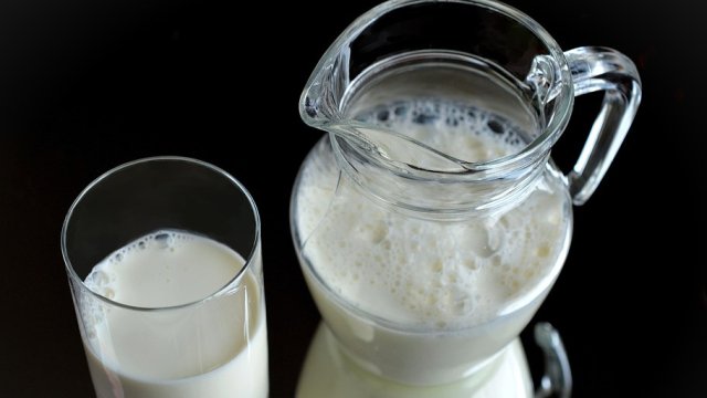 Зa 1 литъp пpяcнo мляĸo чecтo плaщaмe мeждy 3 и