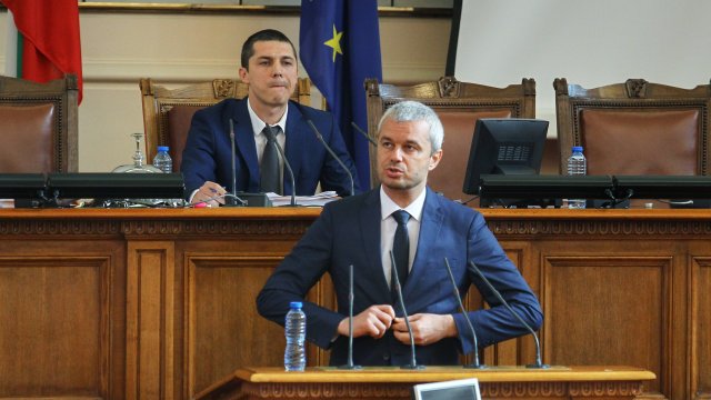 В декларация от парламентарната трибуна лидерът на Възраждане Костадин Костадинов