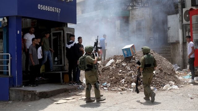 Израелски военни самолети удариха завод за производство на оръжие в