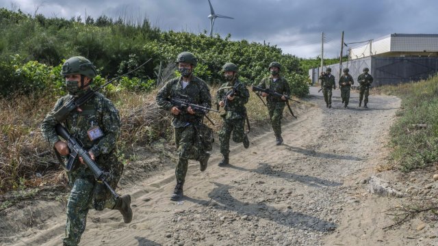 Китайските въоръжени сили са в повишена бойна готовност след като