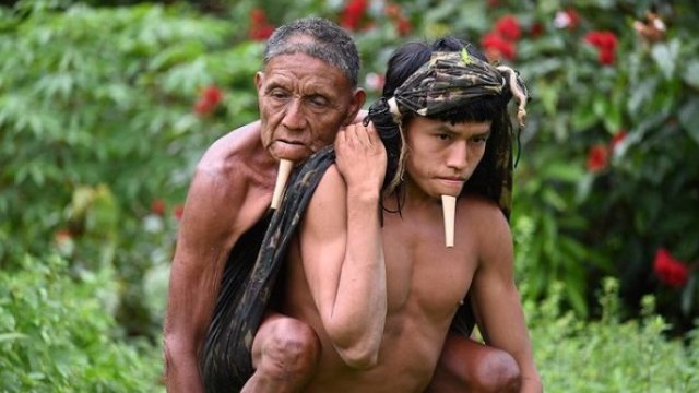 Снимка на син който носи на гръб баща си за