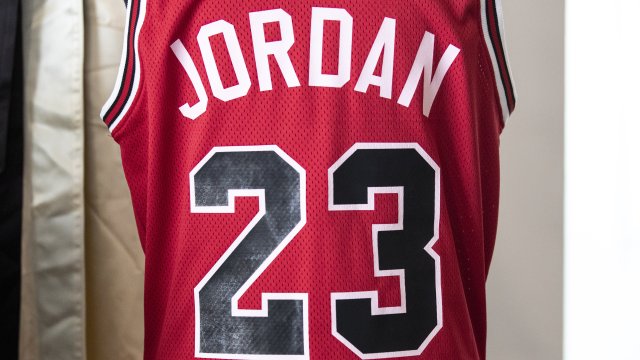 Фланелка на баскетболната легенда Майкъл Джордан беше продадена на търг