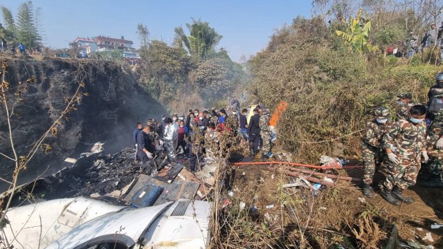 Най малко 30 души загинаха при катастрофата на пътнически самолет на