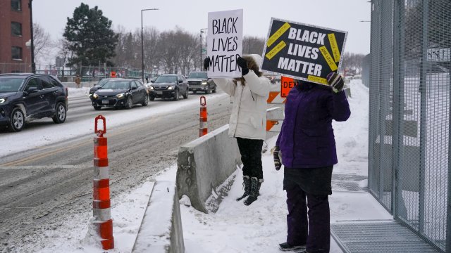 Президентът на САЩ Джо Байдън разговаря със семейството на млад