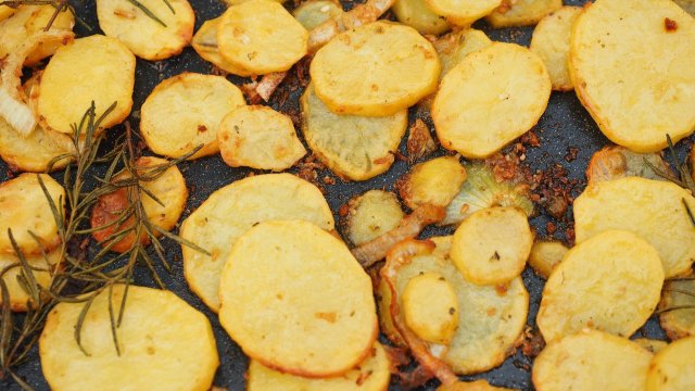 Печените картофи със сигурност са една от най вкусните и многофункционални