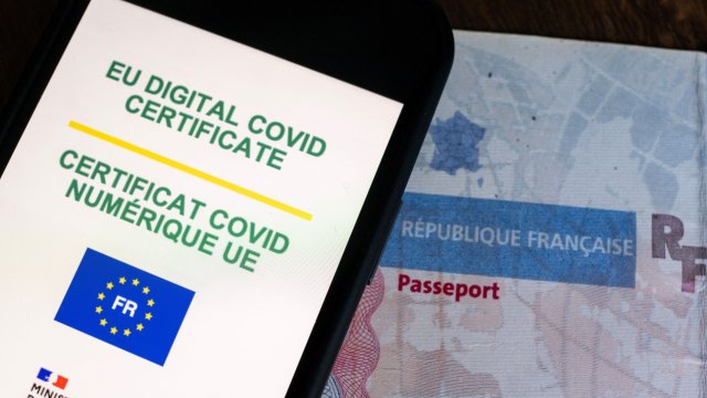 Европейската комисия предложи Ковид сертификатите да останат в сила при