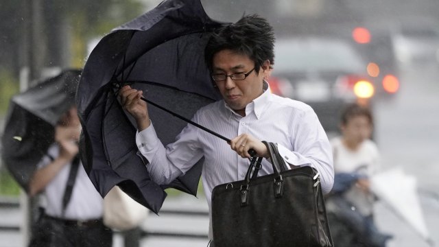 Близо 2 5 милиона души в югозападна Япония получиха заповед за