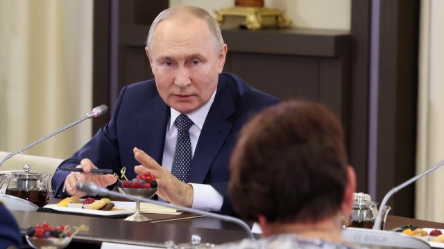 Владимир Путин се срещна със 17 майки на военнослужещи някои