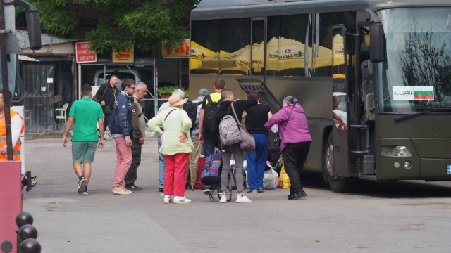 Продължава превозването на украински бежанци от хотели по морето към