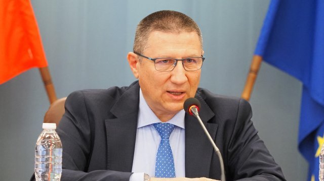 Предвижда се и прекратяване на откритите процедури за избор на главен прокурор и председател на ВАС.