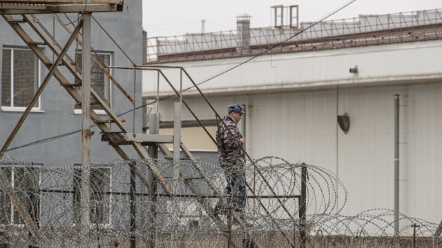 След като пропълзява в килията си Ли Йонг джу получава заповед